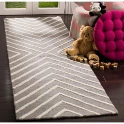 Safavieh Kids SFK920 Hand Tufted Area Rug - Safavieh