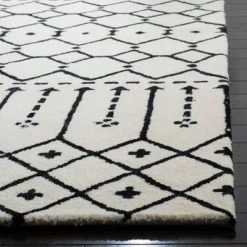 Shawna Geometric Design Tufted Rug - Safavieh
