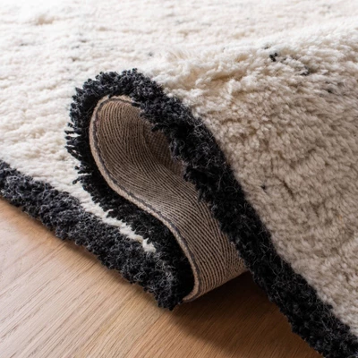 Rosalina Rug Ivory/Black - Safavieh 6 Rosalina Rug Ivory/Black - Safavieh - Image 4